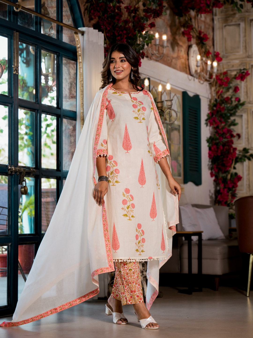 Off white Dupatta Set with Floral and Leaf Motifs