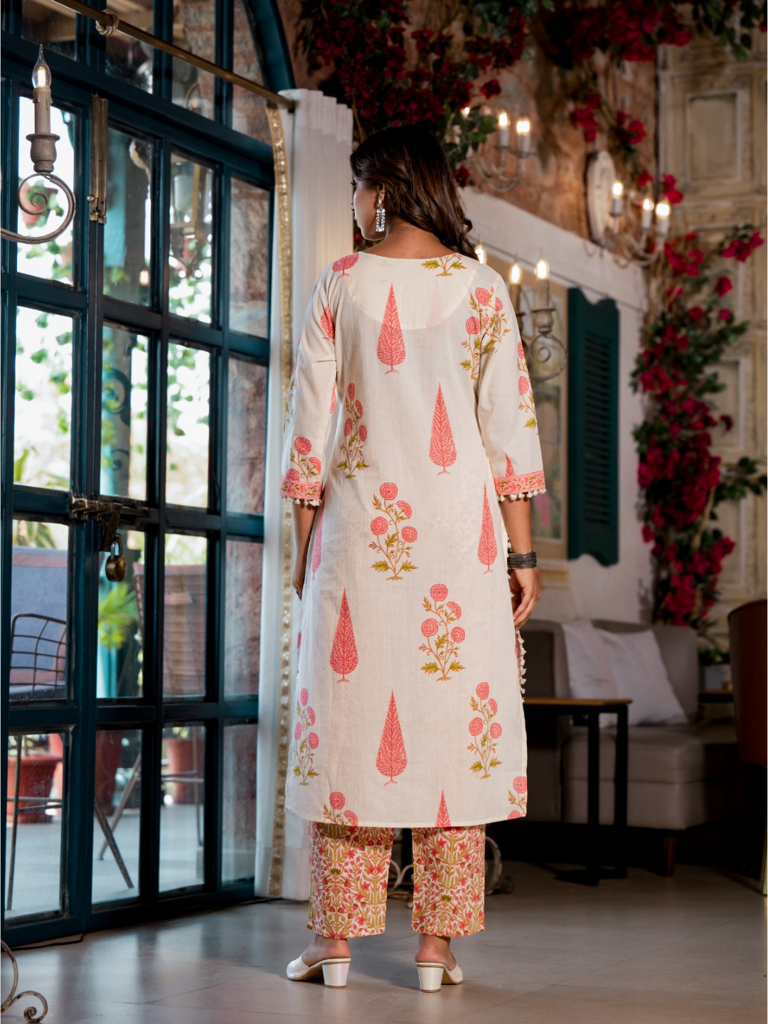 Off white Dupatta Set with Floral and Leaf Motifs