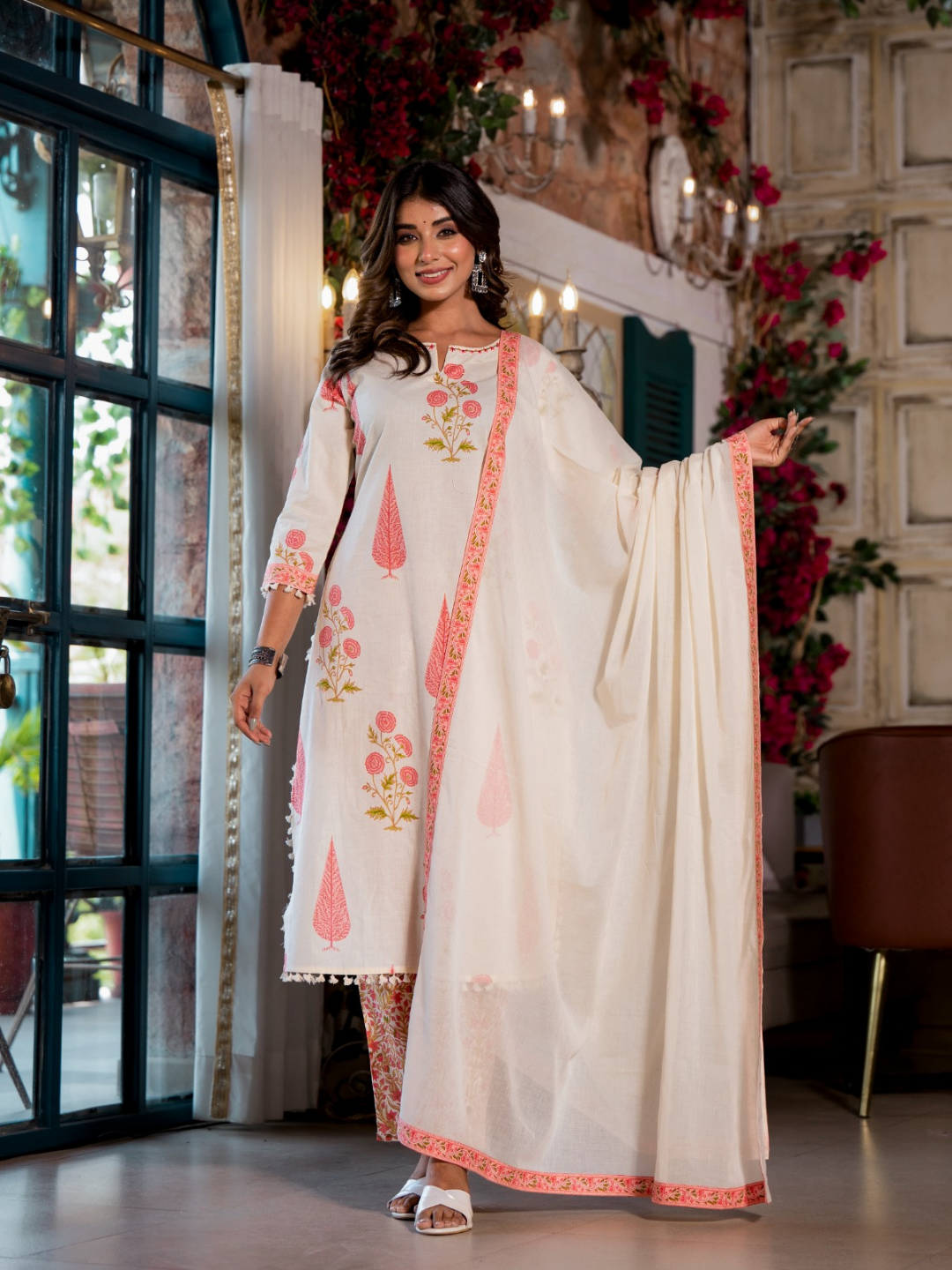 Off white Dupatta Set with Floral and Leaf Motifs