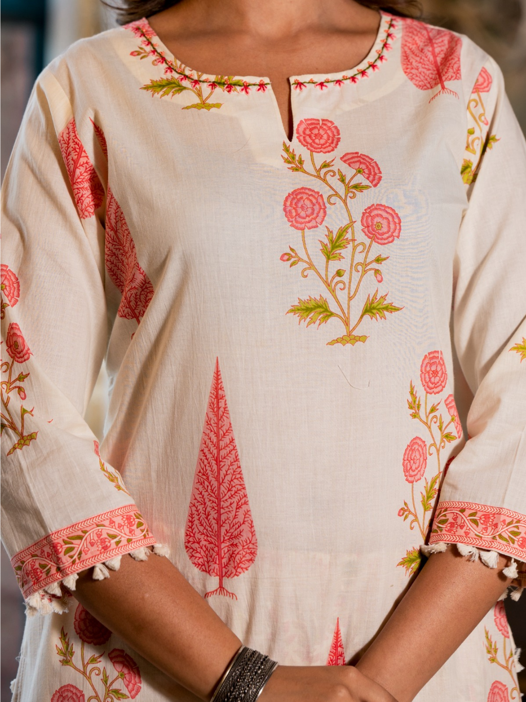 Off white Dupatta Set with Floral and Leaf Motifs