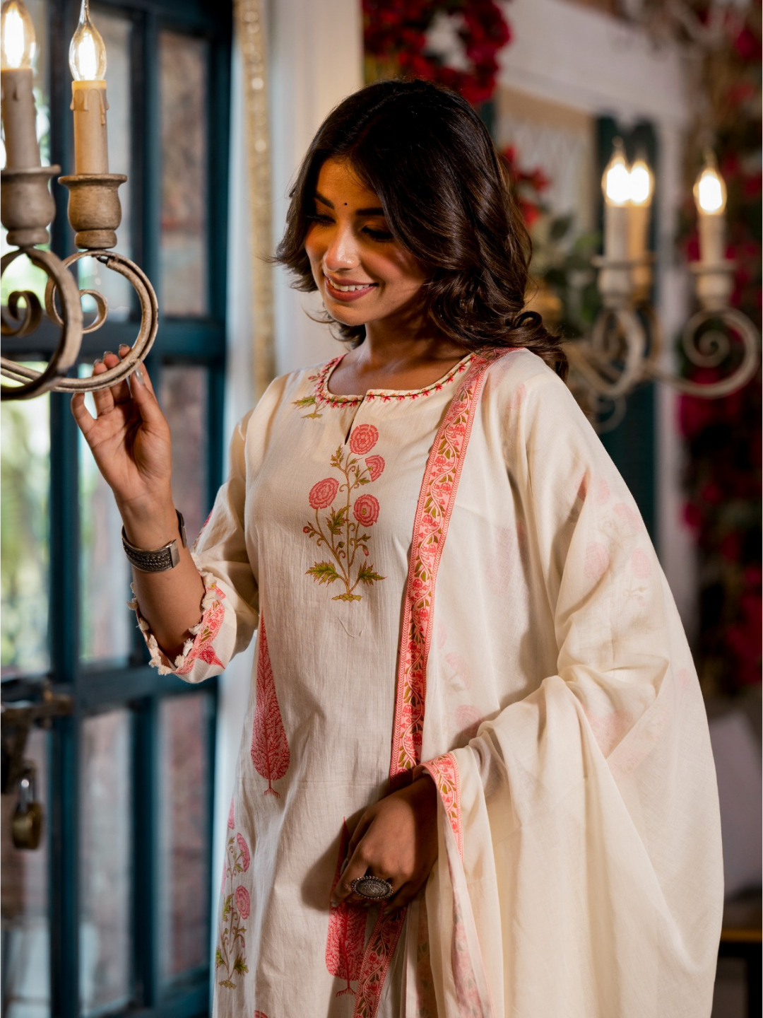 Off white Dupatta Set with Floral and Leaf Motifs
