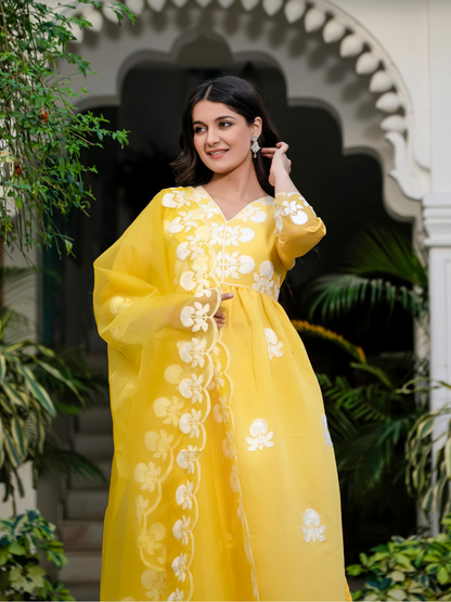 Elegant Grace: Roman Silk Embroidered Dupatta Set
